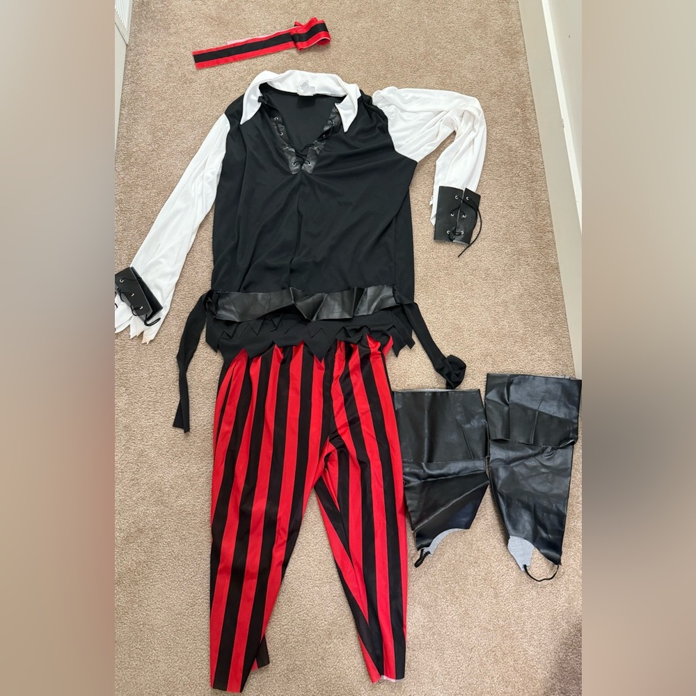 Men’s size Medium pirate costume.
